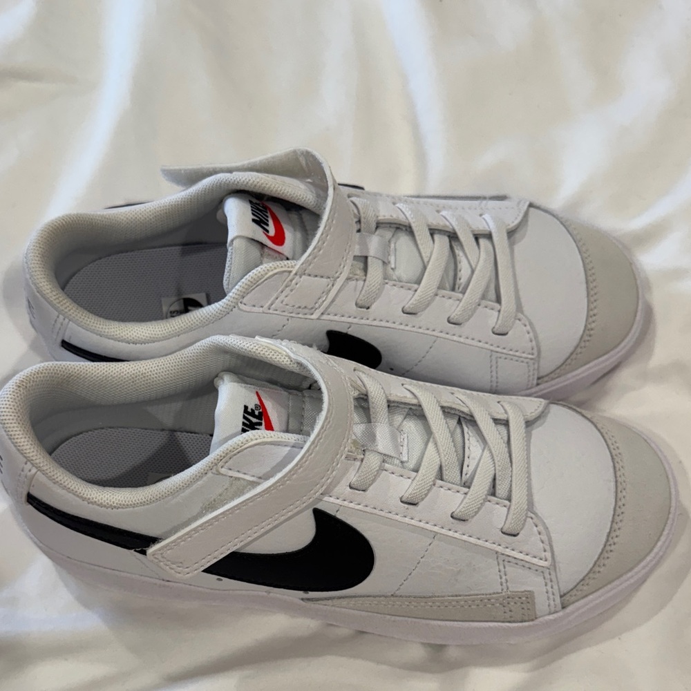 Nike White Low-Top Sneakers with Black Swoosh boys 2.5 never worn